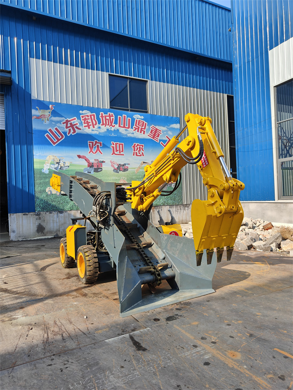 轮式刮板挖掘式装载机